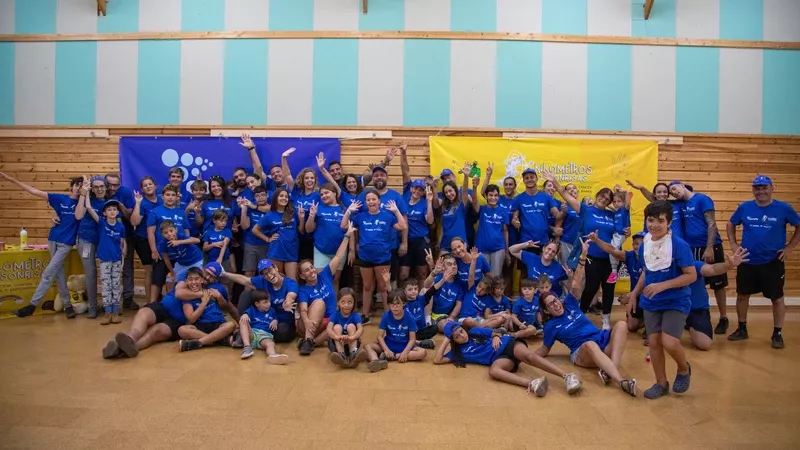 Foto de grupo de las actividades de la campaa solidaria impulsada por Canaryfly junto a la asociacin Kilmetros x Sonrisas. Foto: Cararyfly