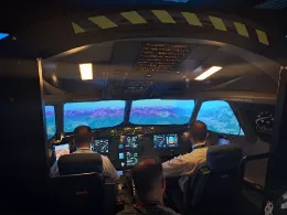 Alumnos de 4 curso de Grado de Piloto en simulador certificado ADV-A320-MCC (EN4000), preparando pruebas de acceso a compaa.