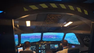 Alumnos de 4 curso de Grado de Piloto en simulador certificado ADV-A320-MCC (EN4000), preparando pruebas de acceso a compaa.