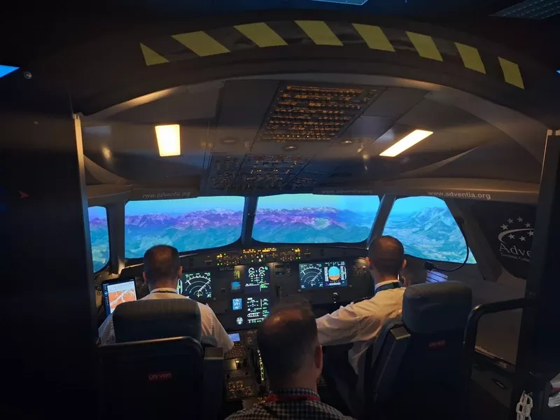 Alumnos de 4 curso de Grado de Piloto en simulador certificado ADV-A320-MCC (EN4000), preparando pruebas de acceso a compaa.