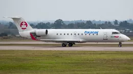 CRJ-200 de la Aerolnea Paranair matriculado ZP-CRR en el Aeropuerto Internacional de Carrasco. Foto: Alfonso Quincke
