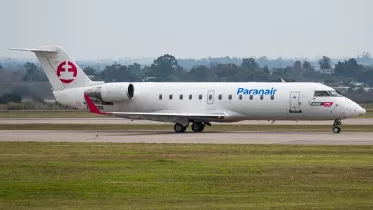 CRJ-200 de la Aerolnea Paranair matriculado ZP-CRR en el Aeropuerto Internacional de Carrasco. Foto: Alfonso Quincke