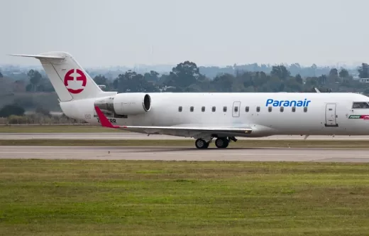 CRJ-200 de la Aerolnea Paranair matriculado ZP-CRR en el Aeropuerto Internacional de Carrasco. Foto: Alfonso Quincke