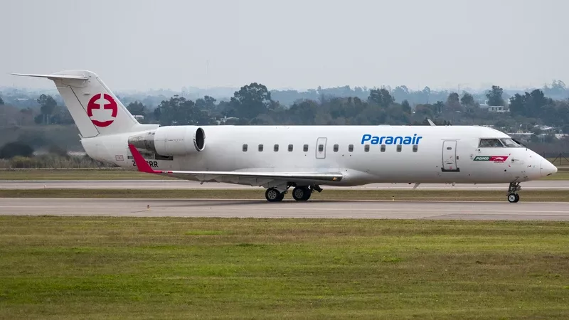 CRJ-200 de la Aerolnea Paranair matriculado ZP-CRR en el Aeropuerto Internacional de Carrasco. Foto: Alfonso Quincke