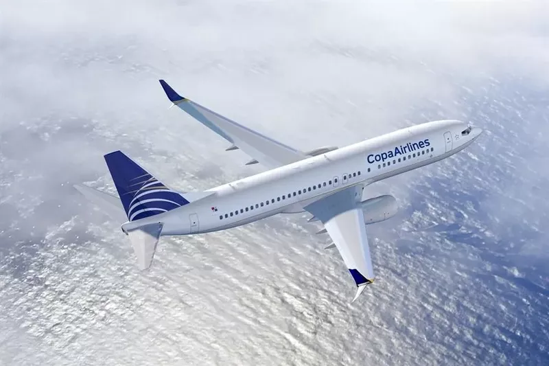Avin de Copa Airlines sobrevolando el agua. Foto: Copa Airlines