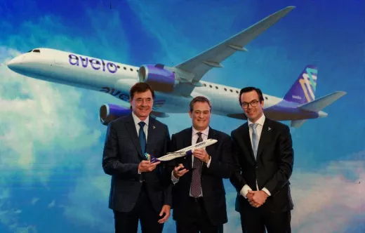 Dirigentes de Avelo y Embraer tras la firma del acuerdo de comprade 50 Embraer. Foto: Embraer