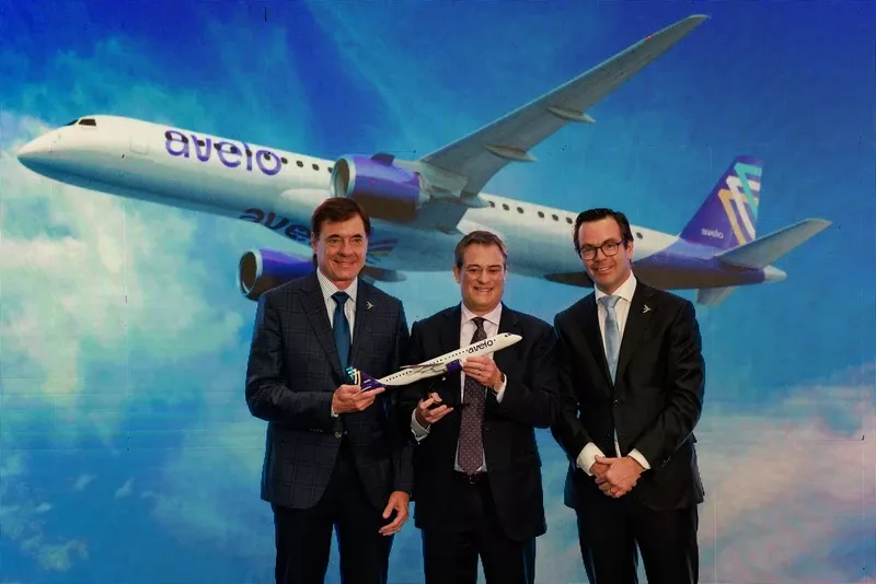 Dirigentes de Avelo y Embraer tras la firma del acuerdo de comprade 50 Embraer. Foto: Embraer