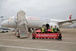 La tripulacin de un COMAC C919 celebr a finales de 2024 el milln de pasajeros del modelo de pasillo nico que comenz a volar en 2023. Foto: COMAC