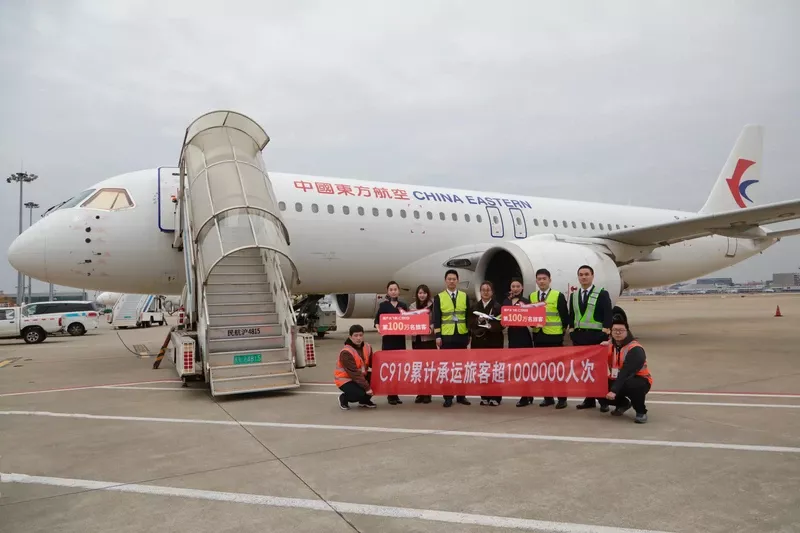 La tripulacin de un COMAC C919 celebr a finales de 2024 el milln de pasajeros del modelo de pasillo nico que comenz a volar en 2023. Foto: COMAC