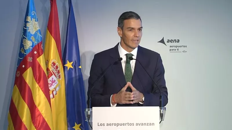 Pedro Sanchez durante su intervencin en el Aeropuerto de Alicante-Elche Miguel Hernndez. Foto: Imgen de Youtube de La Moncloa