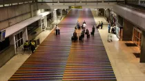 Interior de un aeropuerto venezolano.
