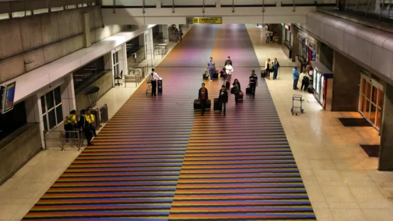 Interior de un aeropuerto venezolano.