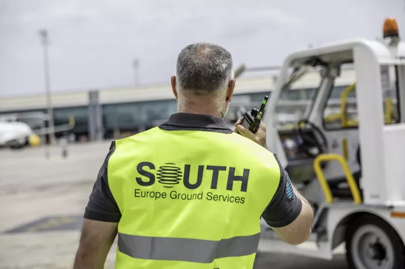 Operador de handiling de South en pista. Foto: South