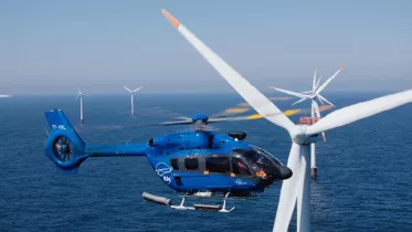 Helicptero de KN Helicopters junto a un generadorelico. Foto: Avincis