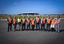 Integrantes de la Comisin de Defensa Nacional de la Cmara del Senado durante su visita al Aeropuerto Internacional de Carrasco.