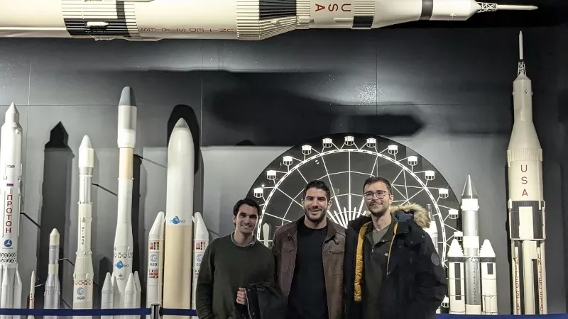 Galardonados en la pasada edicin del Premio Innovacin Aeronutica por su software de simulacin espacial rbita. Foto: COIAE