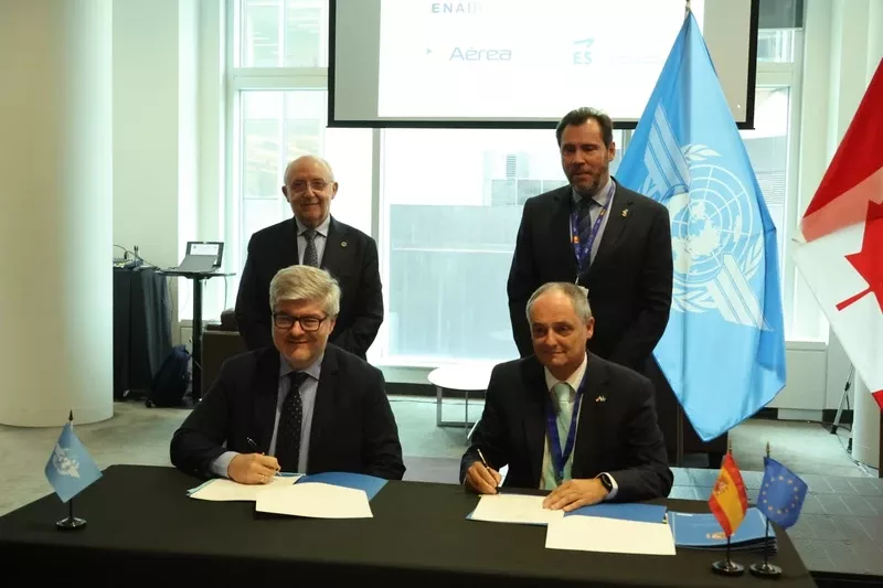 El director general de Enaire, Enrique Maurer (sentado a la izquierda), y detrs el ministro de Transportes y Movilidad, scar Puernte, en el acto de firma del acuerdo con la OACI. Foto: Enaire