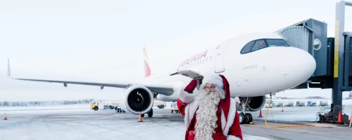 Pap Noel en el Aeropuerto de Rovaniemi junto a un avin de Iberia. Foto: Iberia