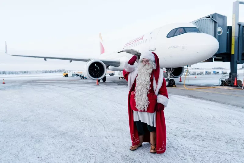 Pap Noel en el Aeropuerto de Rovaniemi junto a un avin de Iberia. Foto: Iberia