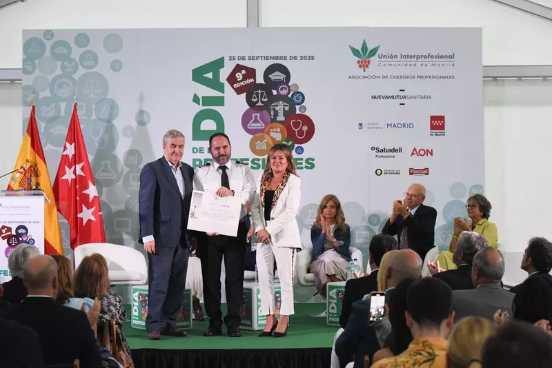 Javier Lozano recogiendo el premio de la UICM. Foto: COPAC 