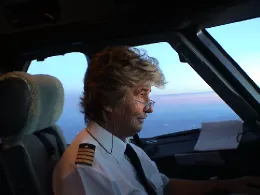 Bettina Kadner en el interior del A320neo que lleva su nombre. Foto Iberia