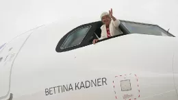 Bettina Kadner saluda desde el A320neo que lleva su nombre. Foto Iberia