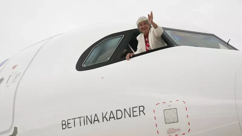 Bettina Kadner saluda desde el A320neo que lleva su nombre. Foto Iberia