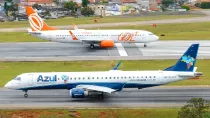 Aviones de Gol Linhas Areas y Azul en pista.
