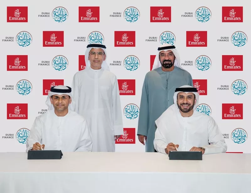 Los acuerdos fueron rubricados por Adnan Kazim, vicepresidente y director comercial de Emirates, Hamad Obaidalla, director comercial de flydubai, y Ahmad Ali Meftah, director ejecutivo del Sector de Cuentas Centrales de Dubai Finance, en presencia de Su Alteza el jeque Ahmed bin Saeed Al Maktoum, presidente y consejero delegado de Emirates Airline Group, y autoridades del Departamento de Finanzas del Gobierno de Dubi. Foto: Emirates