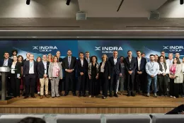 Foto de grupo con representantes de Indra Group, durante el evento de Formación Profesional celebrado en su sede de Alcobendas.