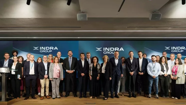Foto de grupo con representantes de Indra Group, durante el evento de Formación Profesional celebrado en su sede de Alcobendas.