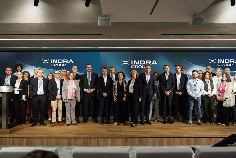 Foto de grupo con representantes de Indra Group, durante el evento de Formación Profesional celebrado en su sede de Alcobendas.