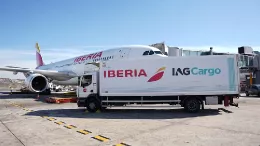 Avin de IAG Cargo junto a un camin de la compaa. Foto: IAG Cargo