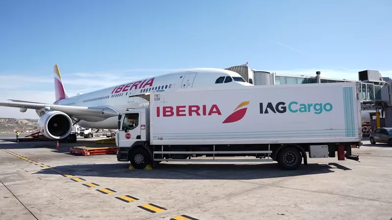 Avin de IAG Cargo junto a un camin de la compaa. Foto: IAG Cargo