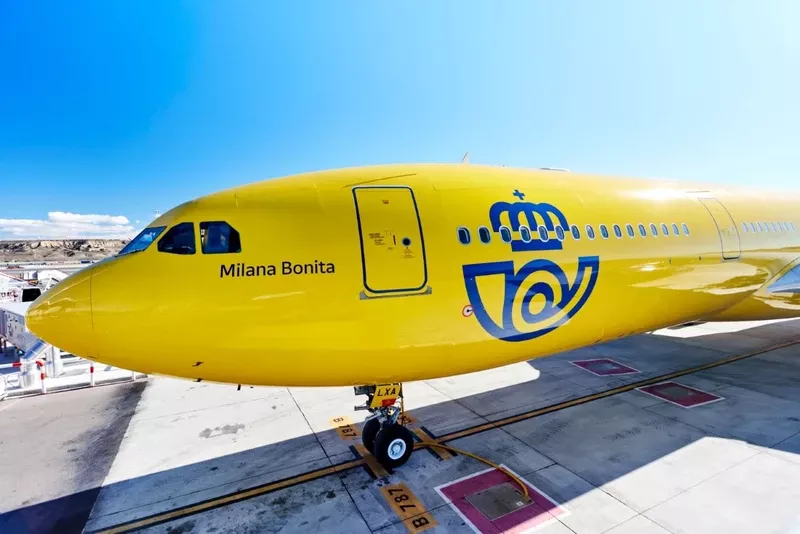 El primer avin de Correos Cargo bautizado como Milana Bonita. Foto: Correos