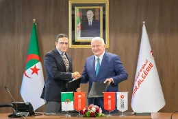 Los directores generales Bilal Eksi (Turkish Airlines) y Hamza Benhamouda (Air Algrie), tras la firma del memorando de entendimiento en Argel. Foto: Turkish Airlines