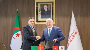 Los directores generales Bilal Eksi (Turkish Airlines) y Hamza Benhamouda (Air Algrie), tras la firma del memorando de entendimiento en Argel. Foto: Turkish Airlines
