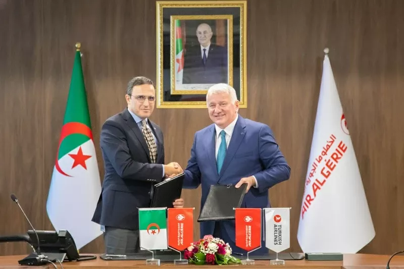 Los directores generales Bilal Eksi (Turkish Airlines) y Hamza Benhamouda (Air Algrie), tras la firma del memorando de entendimiento en Argel. Foto: Turkish Airlines