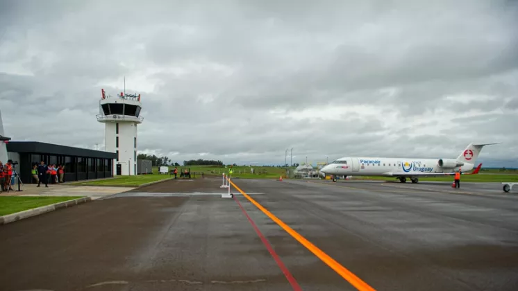 Reactor Bombardier CRJ-200 en el Aeropuerto de Salto.