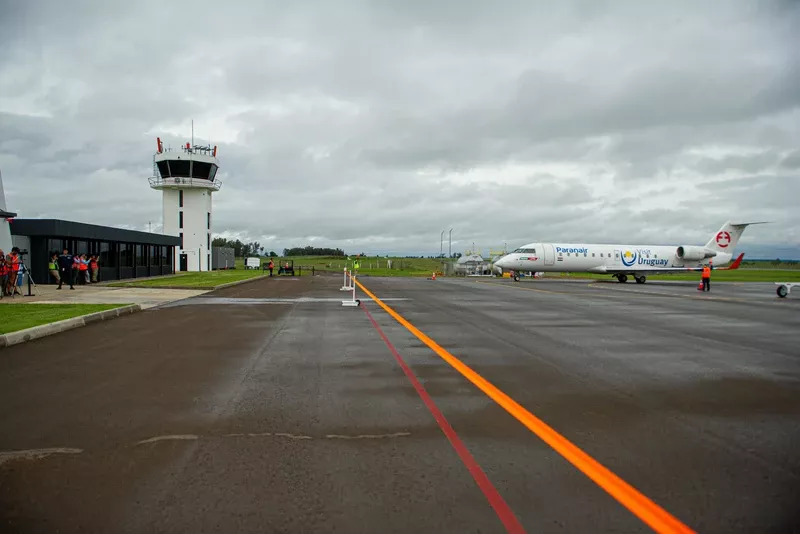 Reactor Bombardier CRJ-200 en el Aeropuerto de Salto.