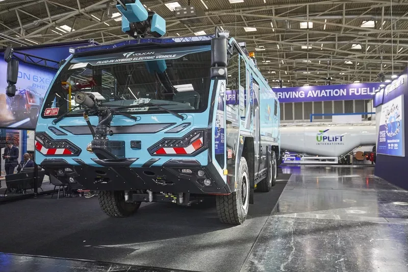 Camin de bomberos hbrido elctrico Volkan en el Inter Airport Europe 2025.