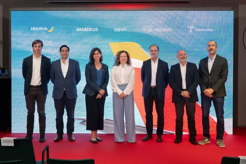 Foto de grupo del evento Crculo SAF con responsables de Amadeus, BBVA, Repsol y Telefnica. Foto: Iberia