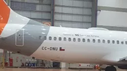 Boeing 737-800 con los colores de Gol, bandera, matrcula chilena (antes brasilea) y con la leyenda "operado por NG Servicios Areos".
