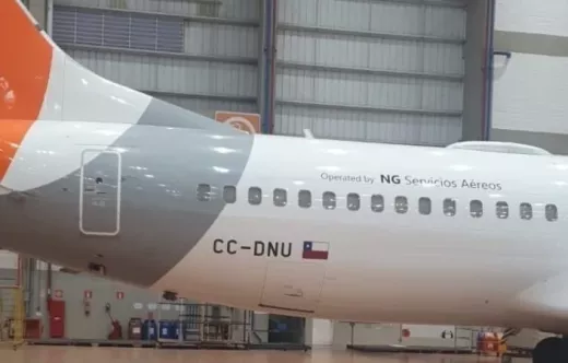 Boeing 737-800 con los colores de Gol, bandera, matrcula chilena (antes brasilea) y con la leyenda "operado por NG Servicios Areos".