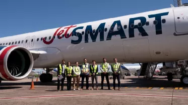 Representantes de ProFlight Academy y JetSMART Airlines tras la firma del acuerdo de colaboracin. Foto: ProFlight Academy