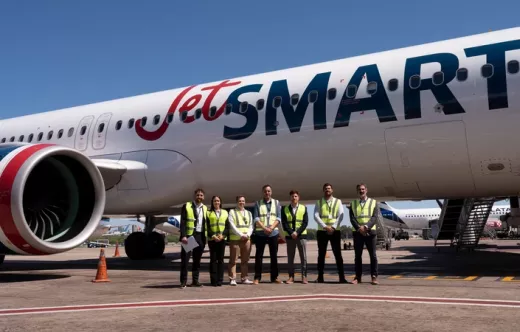 Representantes de ProFlight Academy y JetSMART Airlines tras la firma del acuerdo de colaboracin. Foto: ProFlight Academy