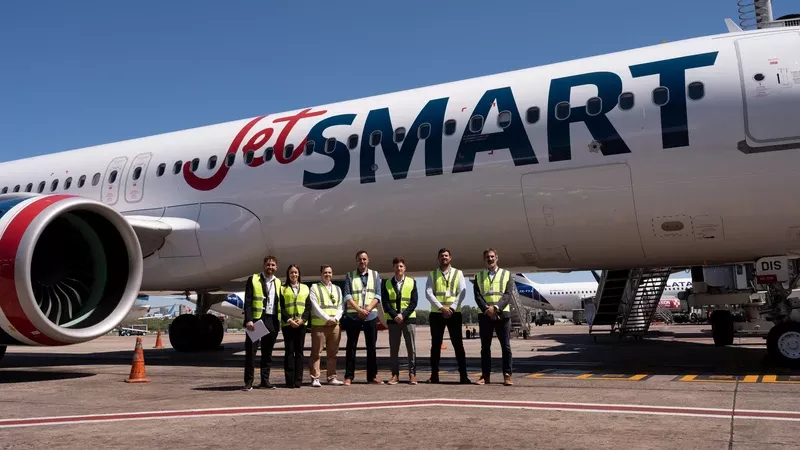 Representantes de ProFlight Academy y JetSMART Airlines tras la firma del acuerdo de colaboracin. Foto: ProFlight Academy