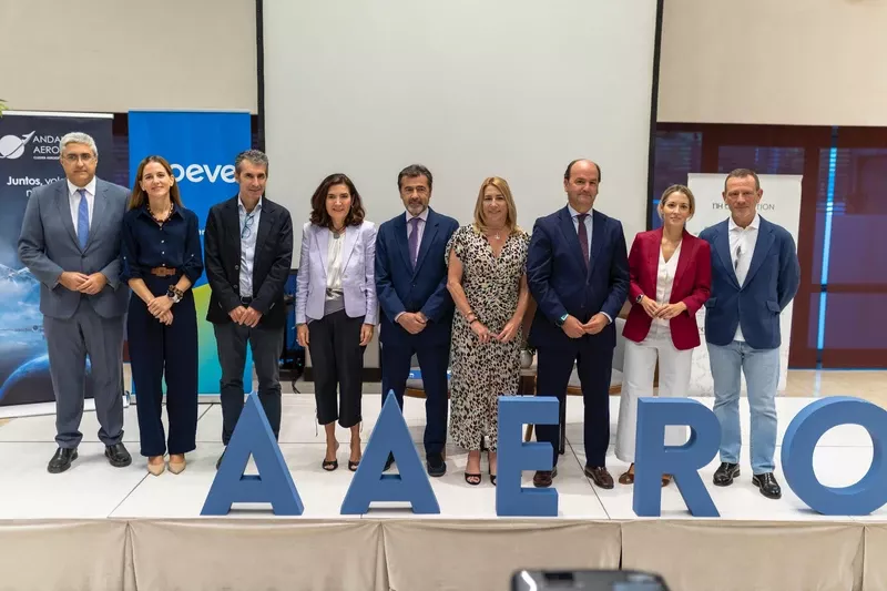 Foto de familia la primera edicin de su ciclo de encuentros Flying Green. Foto: Andaluca Aerospace