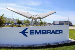 Cartel de Embraer en sus instalaciones. 