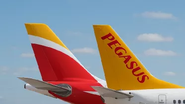 Ilustracin con dos parte de avin de Iberia y la aerolnea turca Pegasus Airlines. Foto: Iberia